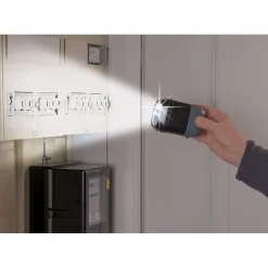 Alles im Griff: das tragbare LED-Licht mit Werkzeugset