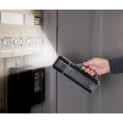 Alles im Griff: das tragbare LED-Licht mit Werkzeugset