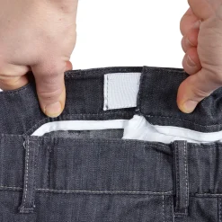 Eine leichte Jeans mit sehr schlauem Dehnbund