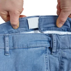 Eine leichte Jeans mit sehr schlauem Dehnbund