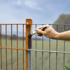 Entrosten und Grundieren mit einem Pinselstrich!