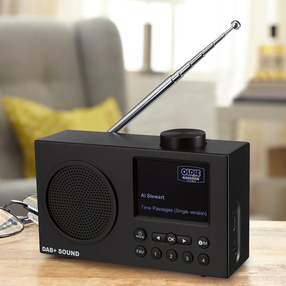 Farb-Display und klangstarke Lautsprecher – das noch bessere Digitalradio!
