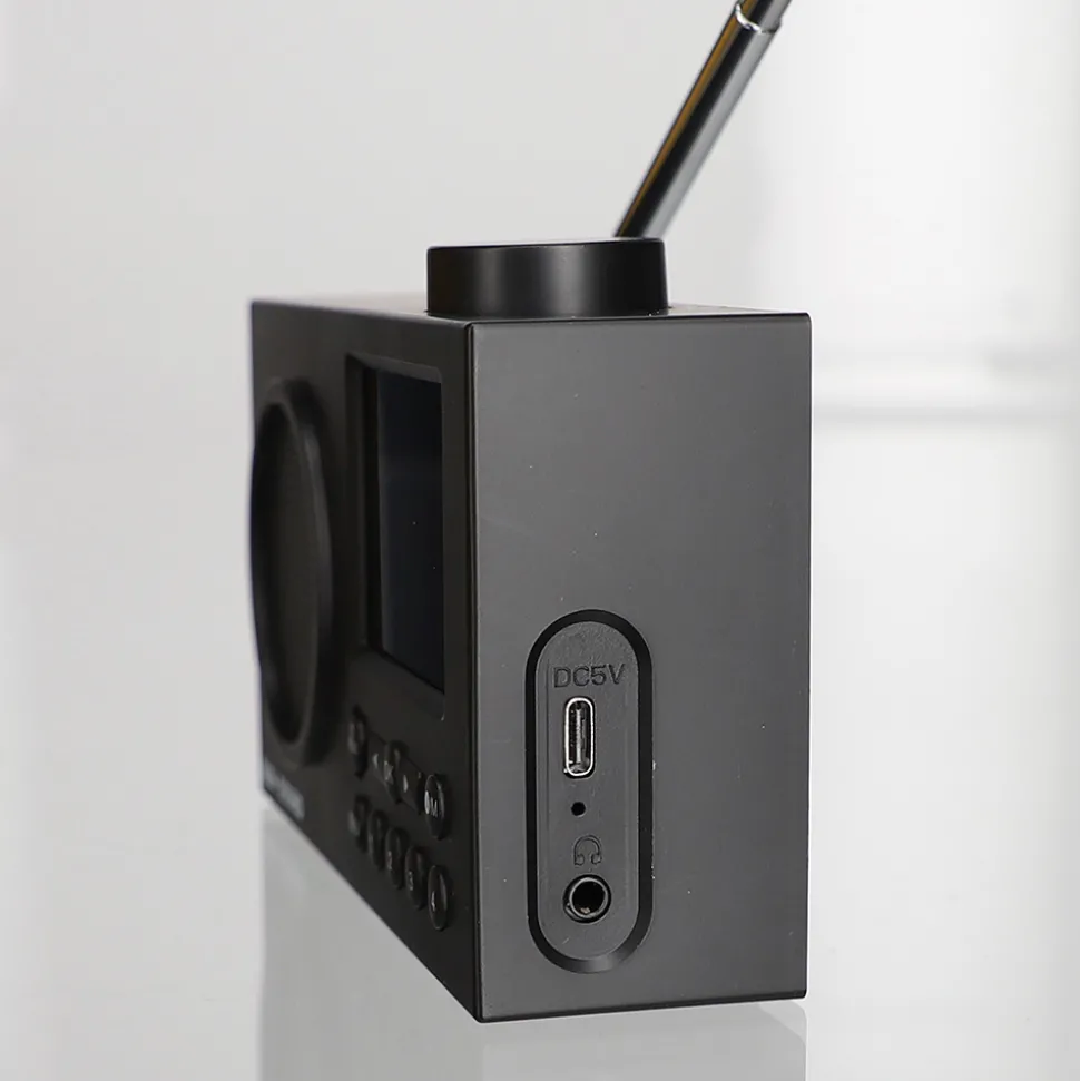 Farb-Display und klangstarke Lautsprecher – das noch bessere Digitalradio!