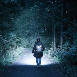 Für sichere Schritte im Dunkeln: Licht „weit und breit“!