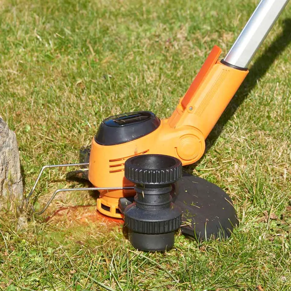Gleitet übers Gras: Dieser Rasentrimmer schiebt sich leicht!