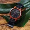 Immer ein Unikat: die Natur-Uhr aus Holz und Leder