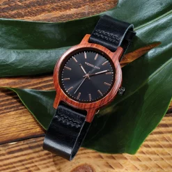 Immer ein Unikat: die Natur-Uhr aus Holz und Leder
