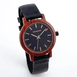 Immer ein Unikat: die Natur-Uhr aus Holz und Leder