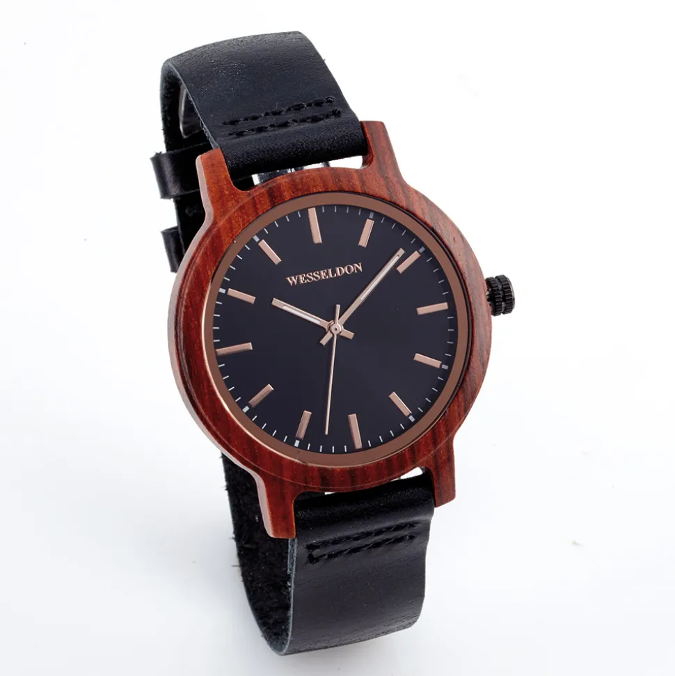 Immer ein Unikat: die Natur-Uhr aus Holz und Leder
