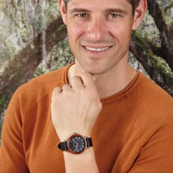 Immer ein Unikat: die Natur-Uhr aus Holz und Leder