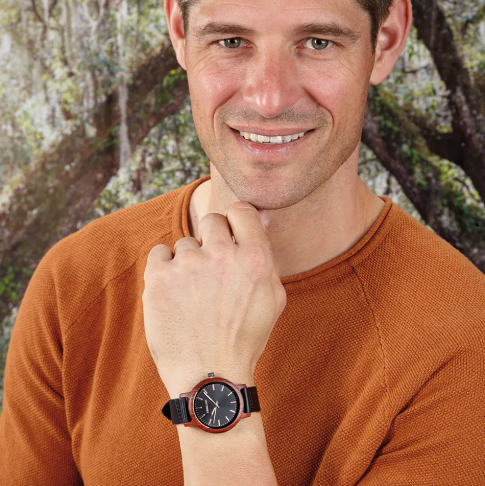 Immer ein Unikat: die Natur-Uhr aus Holz und Leder