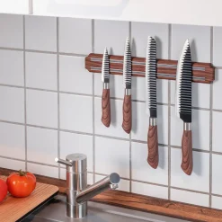 Scharfe Sachen an der Wand