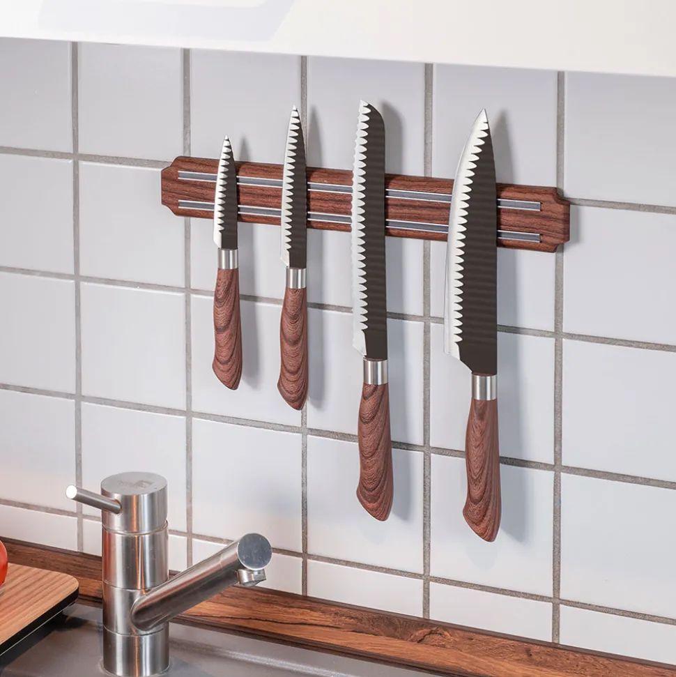 Scharfe Sachen an der Wand