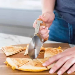 Schwebende Präzision: der Pizzaschneider für perfekte Schnitte