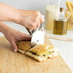 Schwebende Präzision: der Pizzaschneider für perfekte Schnitte