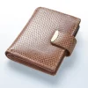Trendiges Damen-Accessoire in zart-schimmernder Reptil-Optik