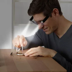 Weltneuheit: die einzige Vergrößerungsbrille mit 300 % Vergrößerung, Licht und Blaulichtfilter