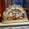 Winterlicher Weihnachtsmarkt mit drehender Pyramide