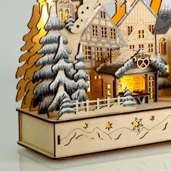Winterlicher Weihnachtsmarkt mit drehender Pyramide